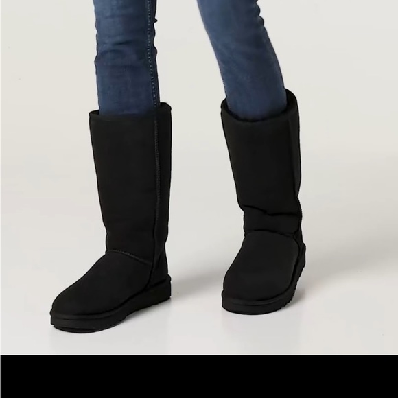 UGG Australia Women’s Classic Mid rise boots, Black, size 8, sheep fur lining - Picture 1 of 7